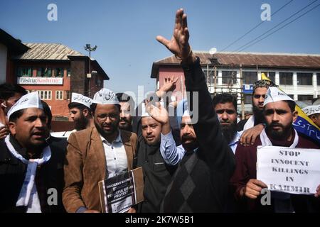 19 ottobre 2022, Srinagar, Jammu e Kashmir, India: I manifestanti gridano slogan e detengono cartelli in una colonia di stampa contro uccisioni innocenti nel Kashmir da parte di sconosciuti pistoleri. (Credit Image: © MUbashir Hassan/Pacific Press via ZUMA Press Wire) Foto Stock