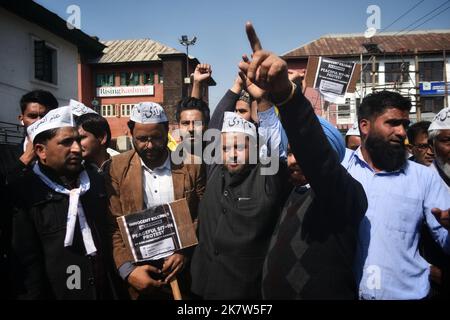 19 ottobre 2022, Srinagar, Jammu e Kashmir, India: I manifestanti gridano slogan e detengono cartelli in una colonia di stampa contro uccisioni innocenti nel Kashmir da parte di sconosciuti pistoleri. (Credit Image: © MUbashir Hassan/Pacific Press via ZUMA Press Wire) Foto Stock