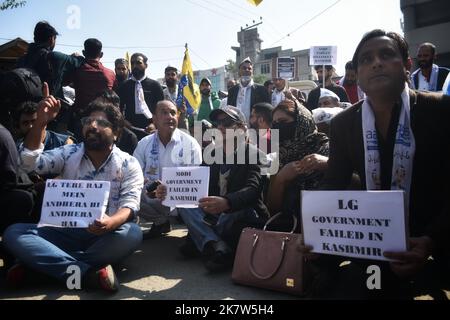 19 ottobre 2022, Srinagar, Jammu e Kashmir, India: I manifestanti gridano slogan e detengono cartelli in una colonia di stampa contro uccisioni innocenti nel Kashmir da parte di sconosciuti pistoleri. (Credit Image: © MUbashir Hassan/Pacific Press via ZUMA Press Wire) Foto Stock