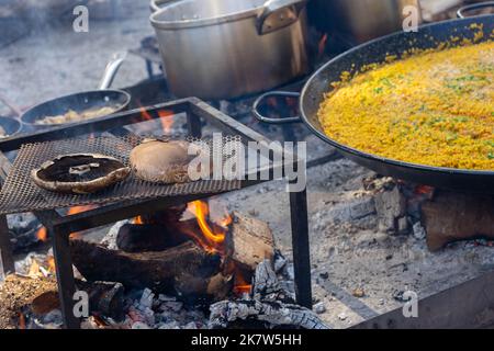 Paella vegetariana che cucinano sopra un fuoco in un festival di cibo a Estoril, Lisbona. Foto Stock