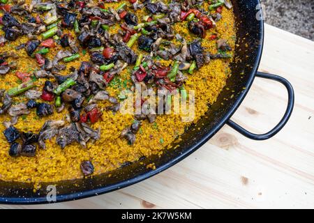 Paella vegetariana che cucinano sopra un fuoco in un festival di cibo a Estoril, Lisbona. Foto Stock