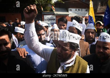 19 ottobre 2022, Srinagar, Jammu e Kashmir, India: I manifestanti gridano slogan e detengono cartelli in una colonia di stampa contro uccisioni innocenti nel Kashmir da parte di sconosciuti pistoleri. (Credit Image: © MUbashir Hassan/Pacific Press via ZUMA Press Wire) Foto Stock