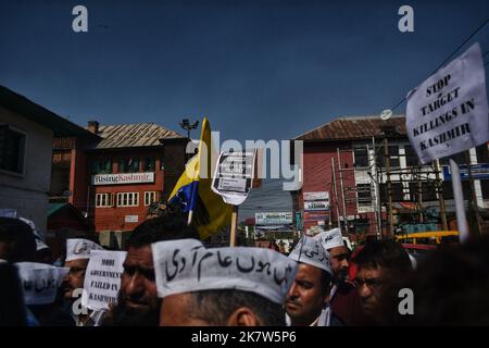 19 ottobre 2022, Srinagar, Jammu e Kashmir, India: I manifestanti gridano slogan e detengono cartelli in una colonia di stampa contro uccisioni innocenti nel Kashmir da parte di sconosciuti pistoleri. (Credit Image: © MUbashir Hassan/Pacific Press via ZUMA Press Wire) Foto Stock