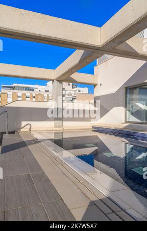 Hotel Censal. Situato in posizione ideale vicino al lungomare della colorata cittadina balneare mediterranea di la Villajoyosa (anche la Vila Joiosa). Foto Stock