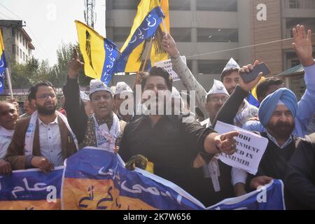 19 ottobre 2022, Srinagar, Jammu e Kashmir, India: I manifestanti gridano slogan e detengono cartelli in una colonia di stampa contro uccisioni innocenti nel Kashmir da parte di sconosciuti pistoleri. (Credit Image: © MUbashir Hassan/Pacific Press via ZUMA Press Wire) Foto Stock