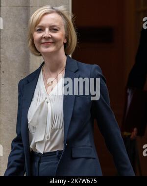 Londra, Regno Unito. 19th Ott 2022. Liz Truss primo Ministro, lascia 10 Downing Street per i primi Ministri Domande Credit: Ian Davidson/Alamy Live News Foto Stock