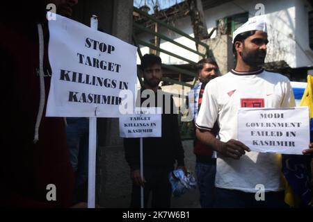 19 ottobre 2022, Srinagar, Jammu e Kashmir, India: I manifestanti gridano slogan e detengono cartelli in una colonia di stampa contro uccisioni innocenti nel Kashmir da parte di sconosciuti pistoleri. (Credit Image: © MUbashir Hassan/Pacific Press via ZUMA Press Wire) Foto Stock