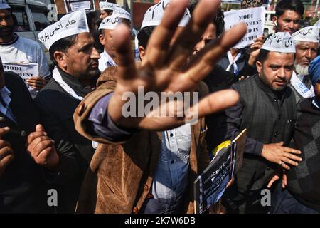 19 ottobre 2022, Srinagar, Jammu e Kashmir, India: I manifestanti gridano slogan e detengono cartelli in una colonia di stampa contro uccisioni innocenti nel Kashmir da parte di sconosciuti pistoleri. (Credit Image: © MUbashir Hassan/Pacific Press via ZUMA Press Wire) Foto Stock