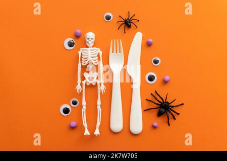 Carino sfondo festa di Halloween per bambini con posate, ragni scheletro e eyeballs Foto Stock