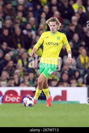 Norwich, Regno Unito. 18th Ott 2022. Todd Cantwell di Norwich City corre con la palla durante la partita del campionato Sky Bet tra Norwich City e Luton Town a Carrow Road il 18th 2022 ottobre a Norwich, Inghilterra. (Foto di Mick Kearns/phcimages.com) Credit: PHC Images/Alamy Live News Foto Stock