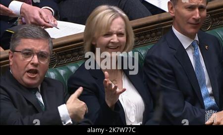 Il primo Ministro Liz Truss reagisce durante le interrogazioni del primo Ministro alla Camera dei Comuni di Londra. Foto Stock