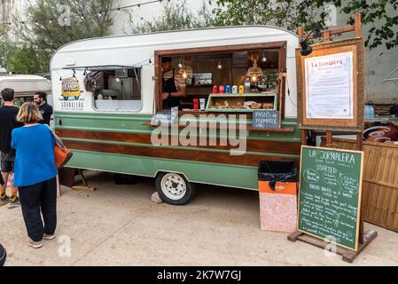 SITGES, BARCELLONA, SPAGNA - 08 OTTOBRE 2022: Caravan retrò adattato per la vendita di fast food sulla strada Foto Stock