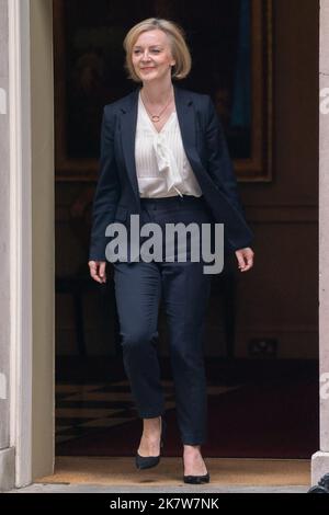 Londra Regno Unito. 19 ottobre 2022 . Il primo ministro britannico, Liz Truss parte dal 10 di Downing Street per partecipare a una sessione settimanale di domande e risposte in Parlamento . Liz Truss si trova ad affrontare la pressione di dimettersi dai suoi sostenitori conservatori dopo l'U turn sul mini budget. Credit: amer Ghazzal/Alamy Live News Foto Stock