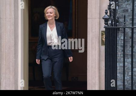 Londra Regno Unito. 19 ottobre 2022 . Il primo ministro britannico, Liz Truss parte dal 10 di Downing Street per partecipare a una sessione settimanale di domande e risposte in Parlamento . Liz Truss si trova ad affrontare la pressione di dimettersi dai suoi sostenitori conservatori dopo l'U turn sul mini budget. Credit: amer Ghazzal/Alamy Live News Foto Stock