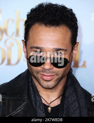 Westwood, Stati Uniti. 18th Ott 2022. WESTWOOD, LOS ANGELES, CALIFORNIA, USA - 18 OTTOBRE: Corbin Bleu arriva alla prima mondiale della "The School for Good and Evil" di Netflix, tenutasi al Regency Village Theatre il 18 ottobre 2022 a Westwood, Los Angeles, California, Stati Uniti. (Foto di Xavier Collin/Image Press Agency) Credit: Image Press Agency/Alamy Live News Foto Stock