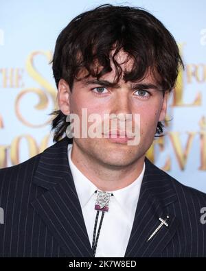 Westwood, Stati Uniti. 18th Ott 2022. WESTWOOD, LOS ANGELES, CALIFORNIA, USA - 18 OTTOBRE: Jamie Flatters arriva alla prima mondiale della "The School for Good and Evil" di Netflix, tenutasi presso il Regency Village Theatre il 18 ottobre 2022 a Westwood, Los Angeles, California, Stati Uniti. (Foto di Xavier Collin/Image Press Agency) Credit: Image Press Agency/Alamy Live News Foto Stock