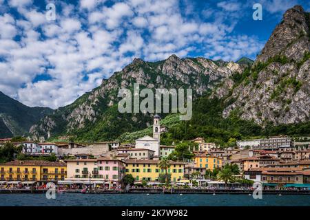Limone sul Garda vista mare, Lago di Garda, Italia Foto Stock