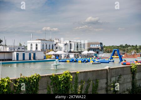 Piscina con acqua di mare di Lymington, Hampshire, Regno Unito Foto Stock