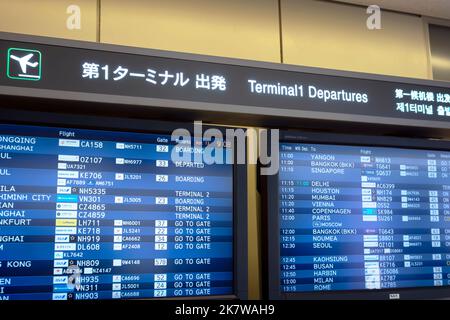 Tokyo, Giappone - 14 aprile 2016: Cartello di partenza all'aeroporto Narita, l'aeroporto Narita è un aeroporto internazionale che serve la zona di Tokyo. Foto Stock
