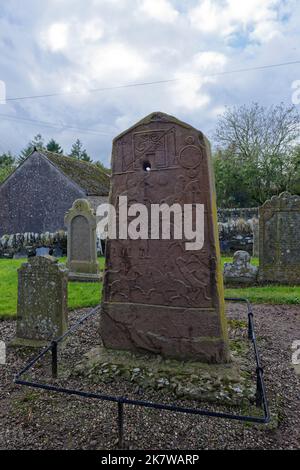 La vista posteriore di Aberlemno 2 pietra scolpita nel Kirkyard di Aberlemno tra le lapidi del cimitero associato, Foto Stock