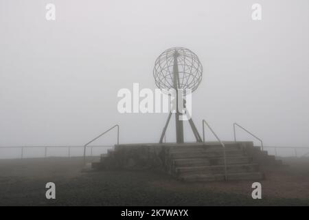 Simbolo del globo di Nordkapp North Cape in una giornata di nebbia Foto Stock