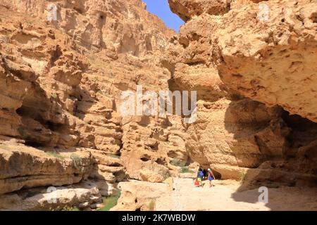 22 2022 marzo - Wadi Shab, Tiwi, Oman: La gente gode la natura nel bel canyon panoramico vicino Muscat in Oman Foto Stock