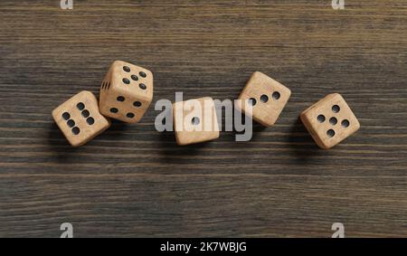 Dadi in legno su fondo in legno, rendering 3D. Gioco cinese torta di luna, casinò, scommesse, dipendenza da gioco d'azzardo, concetto di fortuna e casuale. Foto Stock