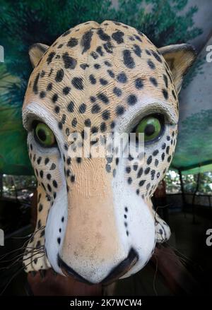 Scultura in legno di tigre in Costa Rica. Foto Stock