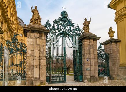 Vista ravvicinata dell'Hofgartentor con le sue elaborate griglie ornamentali in ferro battuto. E 'la porta per i Giardini di Corte del famoso Würzburg... Foto Stock