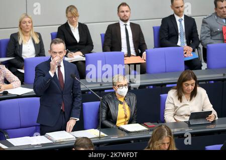 Berlino, Germania. 19th Ott 2022. Il Dr. Volker Wissing, Ministro federale tedesco per gli affari digitali e i trasporti, nel corso di un discorso seguito da interrogativi da parte di membri del Bundestag tedesco. Credit: Juergen Nowak/Alamy Live News Foto Stock