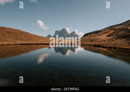 Der Monte Pelmo spiegelt sich am Laghetto di baste. Vedere in den Dolomiten. Passo Giau im Herbst 5 Foto Stock