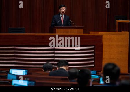 Hong Kong, Cina. 19th Ott 2022. John Lee Ka-chiu, amministratore delegato di Hong Kong, consegna il discorso annuale di politica presso l'edificio del Consiglio legislativo di Hong Kong. Credit: SOPA Images Limited/Alamy Live News Foto Stock