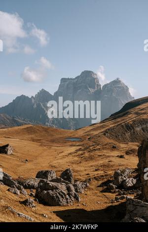 Die Belluner Dolomiten am Passo Giau. Wunderschöner Blick aus der Luft auf den Monte Pelmo im Herbst 3 Foto Stock