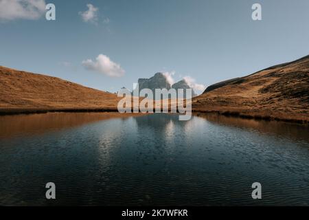 Der Monte Pelmo spiegelt sich am Laghetto di baste. Vedere in den Dolomiten. Passo Giau im Herbst 6 Foto Stock