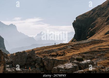 Die Belluner Dolomiten am Passo Giau. Wunderschöner Blick aus der Luft auf den Monte Pelmo im Herbst 1 Foto Stock