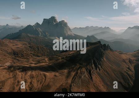 Die Belluner Dolomiten am Passo Giau. Wunderschöner Blick aus der Luft auf den Monte Pelmo im Herbst 1 Foto Stock