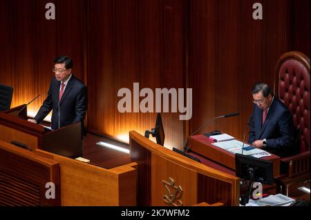 Hong Kong, Cina. 19th Ott 2022. John Lee Ka-chiu (L), amministratore delegato di Hong Kong, consegna il discorso annuale di politica presso l'edificio del Consiglio legislativo di Hong Kong. Credit: SOPA Images Limited/Alamy Live News Foto Stock