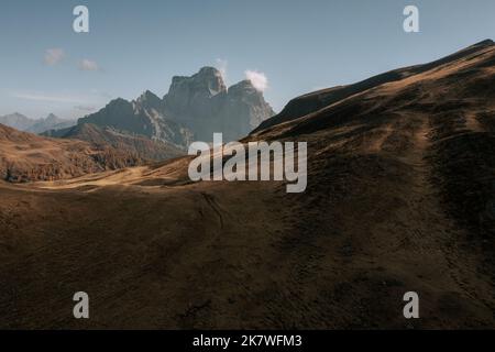 Die Belluner Dolomiten am Passo Giau. Wunderschöner Blick aus der Luft auf den Monte Pelmo im Herbst 2 Foto Stock