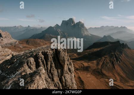 Die Belluner Dolomiten am Passo Giau. Wunderschöner Blick aus der Luft auf den Monte Pelmo im Herbst. Drohnenflug Dolomiten 5 Foto Stock