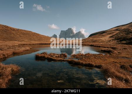 Der Monte Pelmo spiegelt sich am Laghetto di baste. Vedere in den Dolomiten. Passo Giau im Herbst 4 Foto Stock