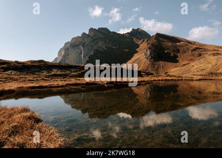 Der Monte Pelmo spiegelt sich am Laghetto di baste. Vedere in den Dolomiten. Passo Giau im Herbst 2 Foto Stock