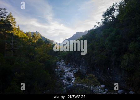 Parco Nazionale Peneda Gerês, Portogallo - 26 ottobre 2021 : pietre lungo Rio Homem Foto Stock