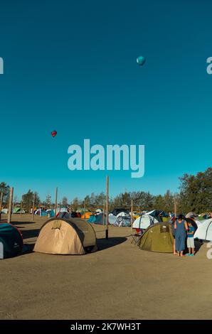 Balloons aria calda sopra Andancas Festival 2022 campeggio a Campinho, Alentejo, Portogallo Foto Stock