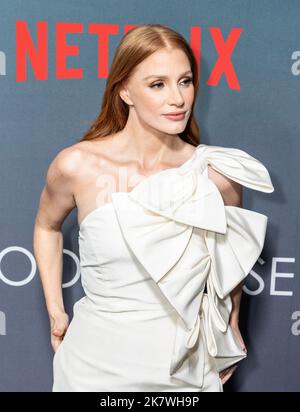 18 ottobre 2022, New York, New York, Stati Uniti: Jessica Chastain vestito da Carolina Herrera partecipa alla prima Netflix di buona infermiera al Teatro di Parigi (Credit Image: © Lev Radin/Pacific Press via ZUMA Press Wire) Foto Stock