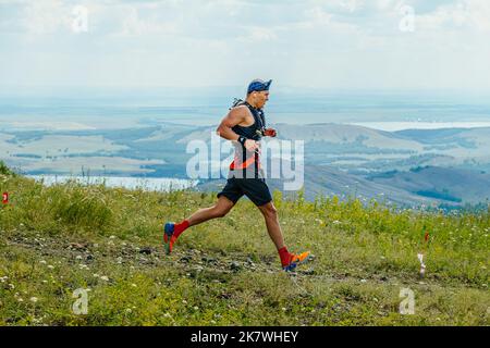 Bannoe, Russia - 31 luglio 2022: Atleta maschile runner discesa in montagna MCK Wild Trail Foto Stock