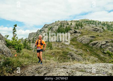 Bannoe, Russia - 31 luglio 2022: Atleta anziano maschile pista di corsa in MMK Wild Trail Foto Stock