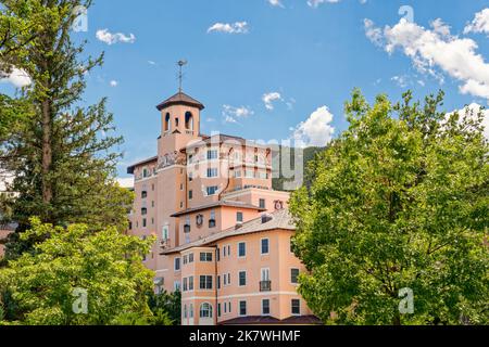 Colorado Springs, CO - 8 luglio 2022: Il Broadmoor è una destinazione turistica a cinque stelle Forbes e a cinque diamanti AAA. Foto Stock