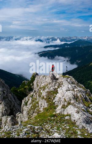 Escursionista godendo in montagna. Foto Stock