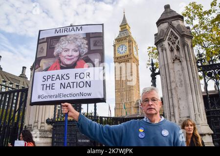 Londra, Regno Unito. 19th ottobre 2022. Un manifestante tiene un cartello al di fuori del Parlamento che fa riferimento alle osservazioni dell'attrice Miriam Margolyes sul Cancelliere dello scacchiere Jeremy Hunt, mentre Liz Truss affrontava le domande del primo ministro (PMQ). Credit: Vuk Valcic/Alamy Live News Foto Stock