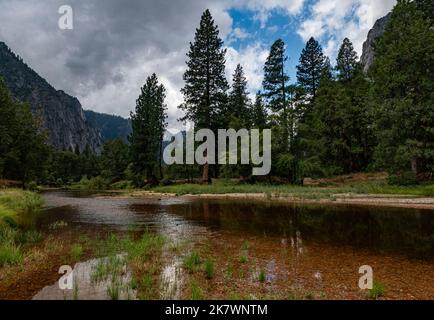 Nuvole da una tempesta di schiarimento scivolano svegolato dal cielo sul fiume Merced nella Yosemite Valley, Yosemite National Park, California Foto Stock